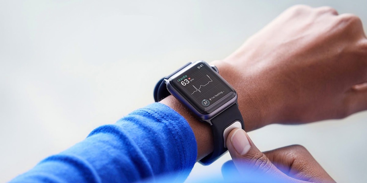 apple-starebbe-testando-un-apple-watch-con-cardiofrequenzimetro-ecg