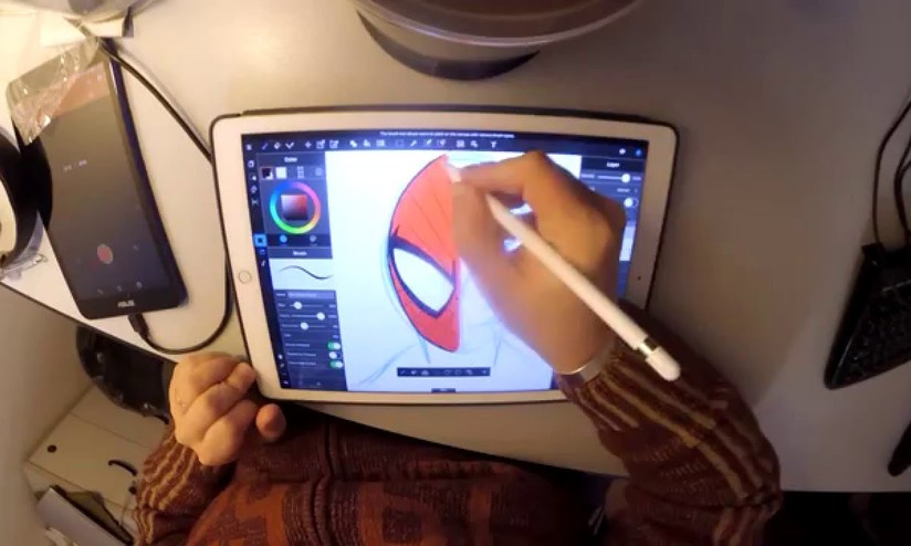 Ipad Pro E Surface Pro 4 Nelle Mani Di Un Fumettista