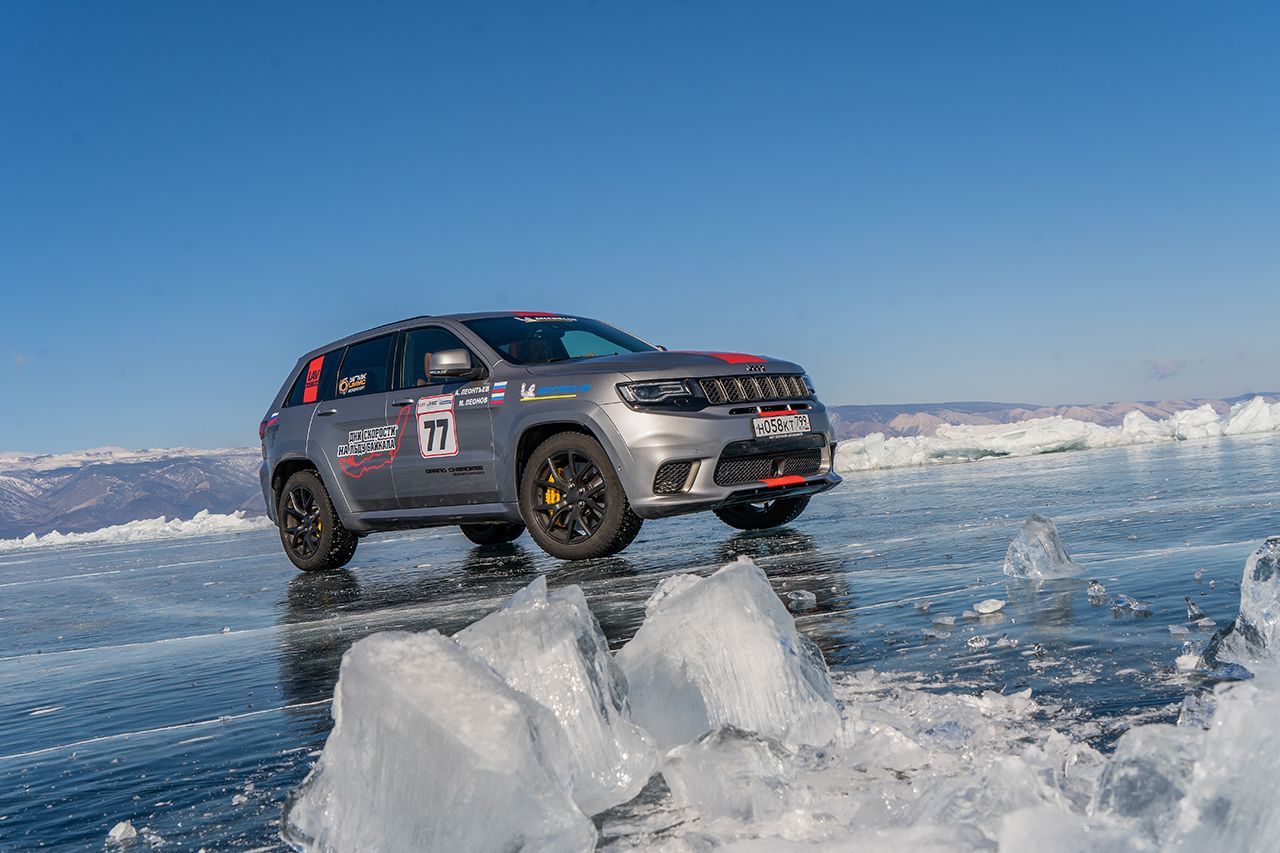 Jeep Grand Cherokee Trackhawk, a 280 orari sul lago ghiacciato - Video