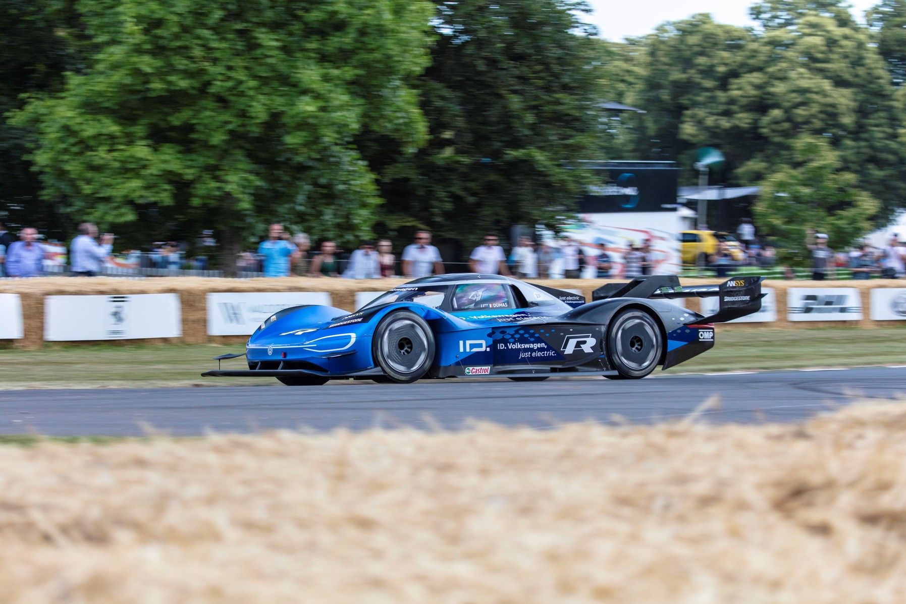 L'elettrica Volkswagen ID.R battere il record generale anche a Goodwood: ecco il video